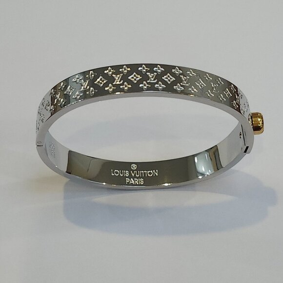 Monogramed Top Label Inspired Silver Colored Clasp Bracelet That Opens Wide NWOT - Picture 5 of 7